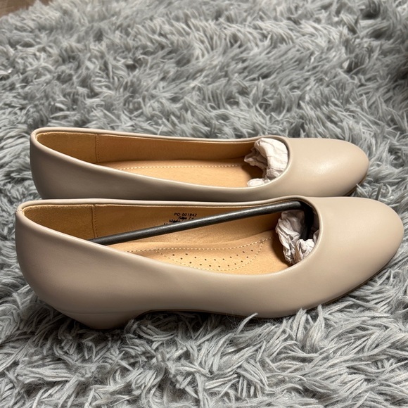 NWT Journee Collection Saur Pumps in Grey - Picture 7 of 14